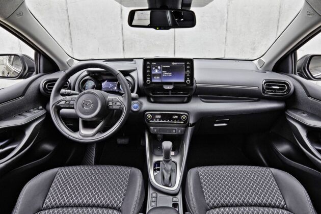 Mazda 2 Hybrid - deska rozdzielcza