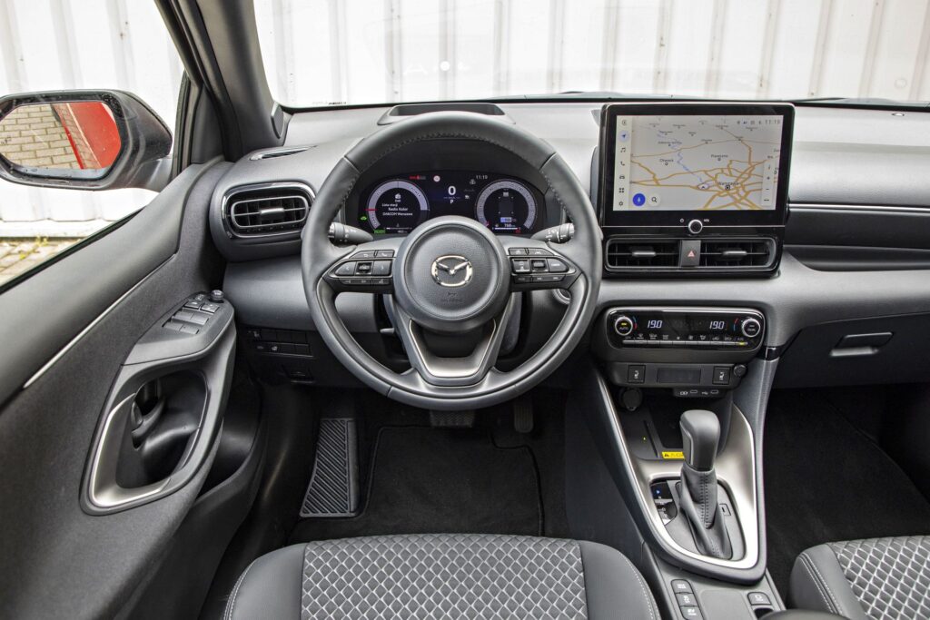 Mazda 2 Hybrid - deska rozdzielcza