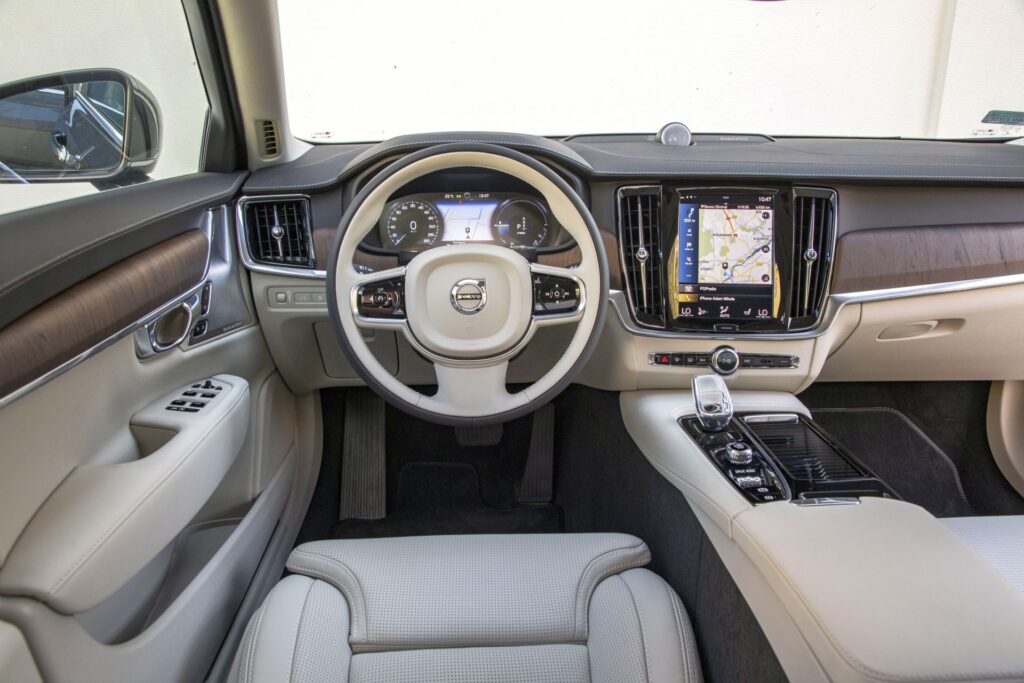 Volvo S90 II kokpit polift